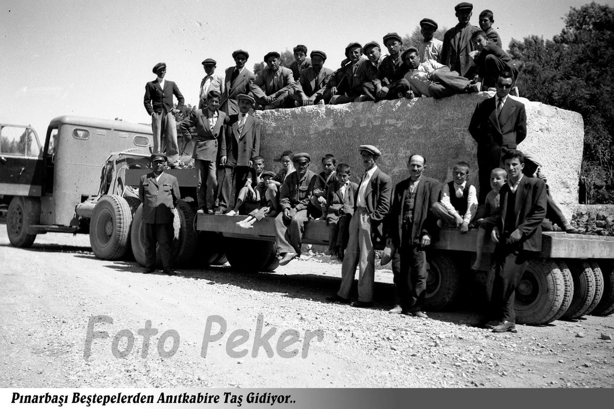 Anıtkabir’in inşasında kullanılan doğal taşlardan birisi olan, Kayseri Pınarbaşı traverten bloğunun, ocaktan çıkarılıp, Anıtkabir inşaatına götürülmek üzere kamyona yüklenmesini belgelendiren bir fotoğraf.

📷Foto Peker / TR Stone Magazin