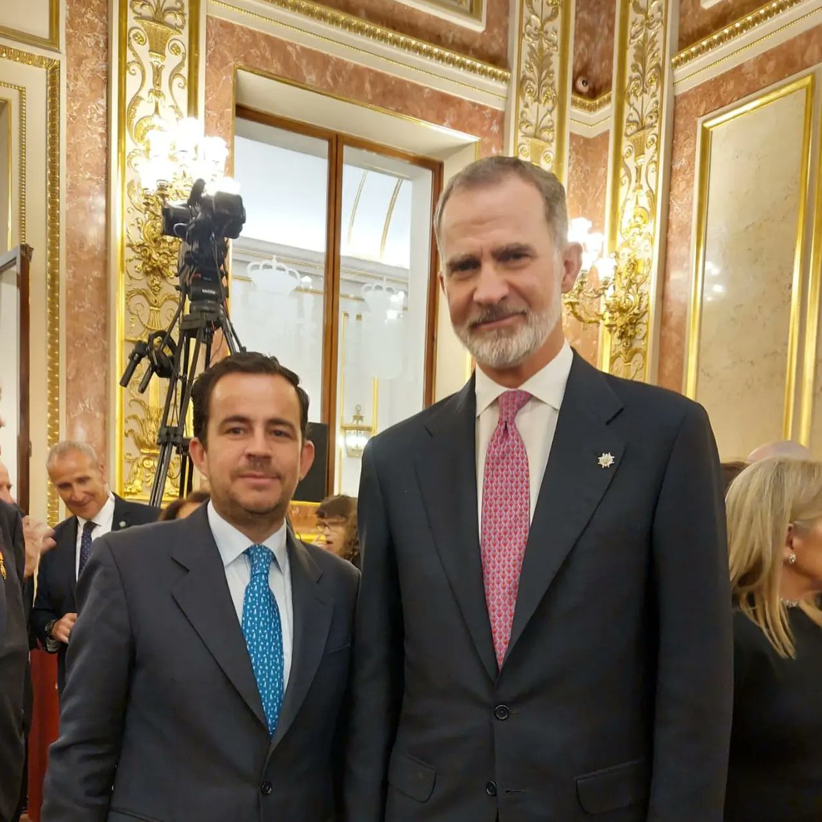 ARCUQUERELLA's tweet photo. Emotiva tarde para el recuerdo en el @Congreso_Es. Esta tarde Su Majestad el Rey Felipe VI ha impuesto la medalla del @Congreso_Es a los expresidentes de la Cámara.

Siempre recordaré el gran honor que fué trabajar en la X legislatura con un gran Presidente del como #JesúsPosada. https://t.co/BzBaZ4J97a