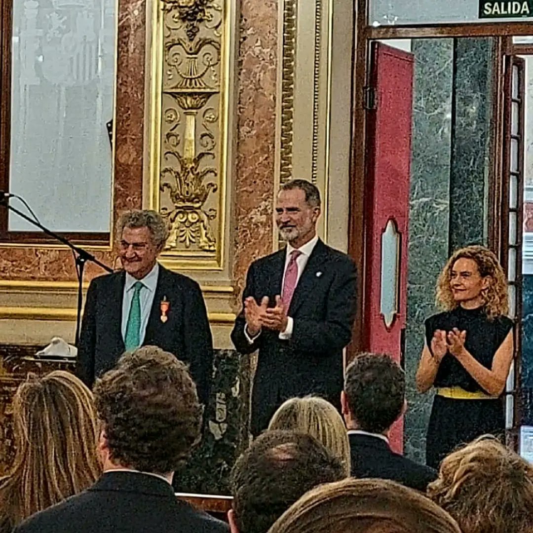 ARCUQUERELLA's tweet photo. Emotiva tarde para el recuerdo en el @Congreso_Es. Esta tarde Su Majestad el Rey Felipe VI ha impuesto la medalla del @Congreso_Es a los expresidentes de la Cámara.

Siempre recordaré el gran honor que fué trabajar en la X legislatura con un gran Presidente del como #JesúsPosada. https://t.co/BzBaZ4J97a