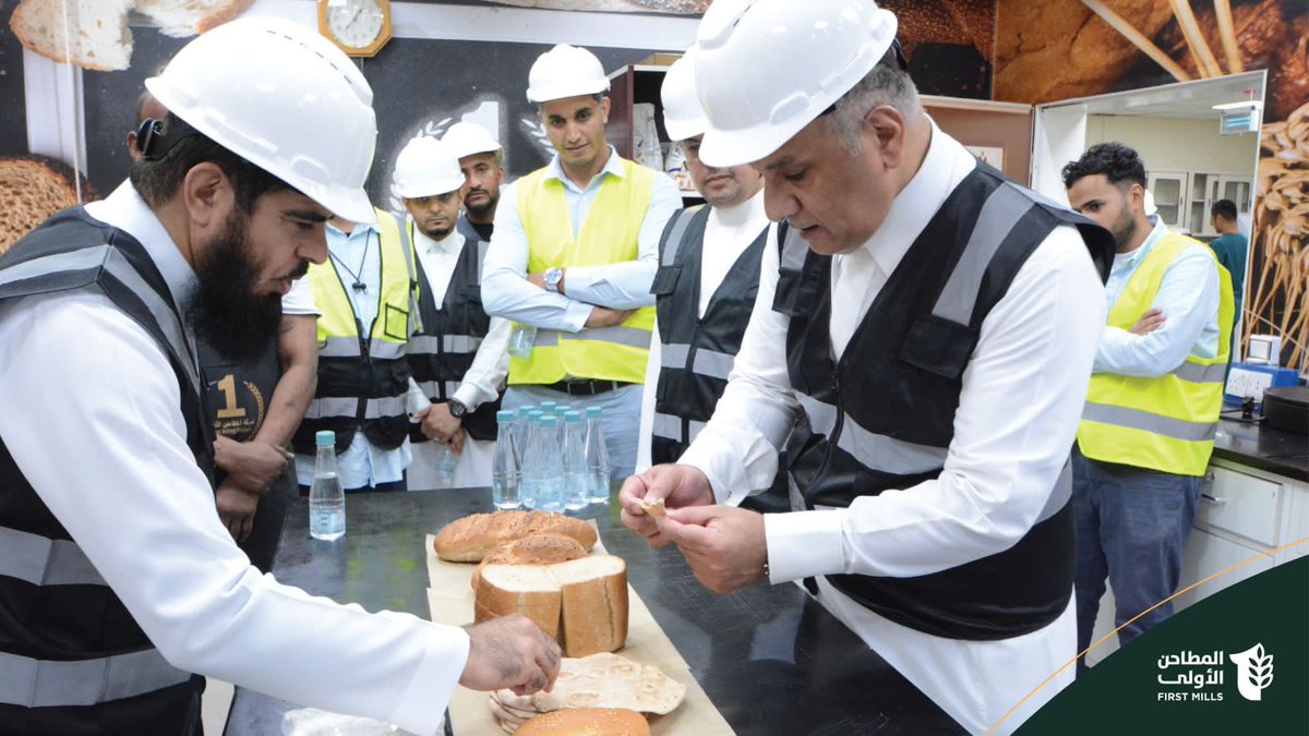 FirstMills_sa's tweet photo. قام معالي محافظ الهيئة العامة للأمن الغذائي م. أحمد الفارس بزيارة تفقديه لمصنع شركة #المطاحن_الأولى بمدينة جدة، للاطلاع على استعدادات الشركة لموسم حج ١٤٤٤هـ، ولتفقد كميات الدقيق الجاهزة والطاقة الإنتاجية تزامنًا مع الموسم. https://t.co/mGl3ZwnQAN
