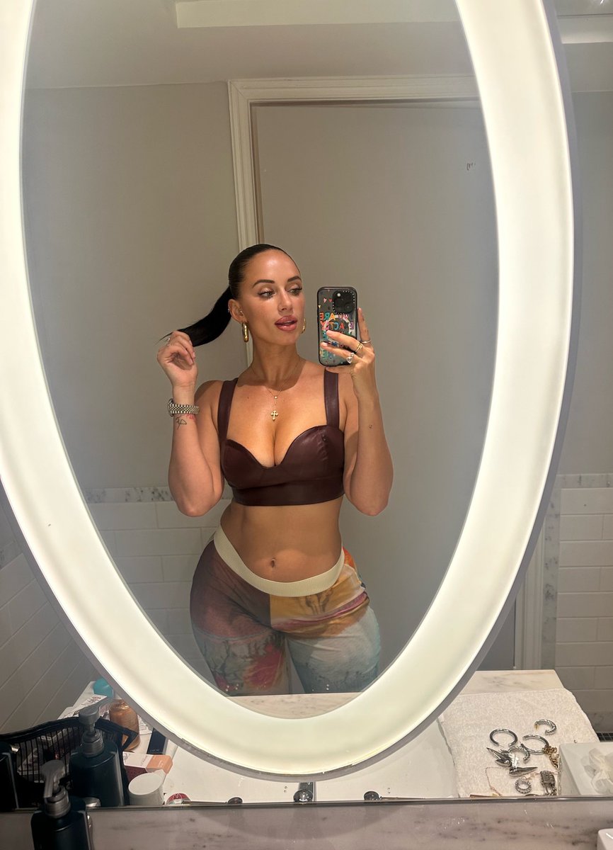 YesJulz's tweet photo. Bonsoir ✨ https://t.co/Niq1RXuTSD