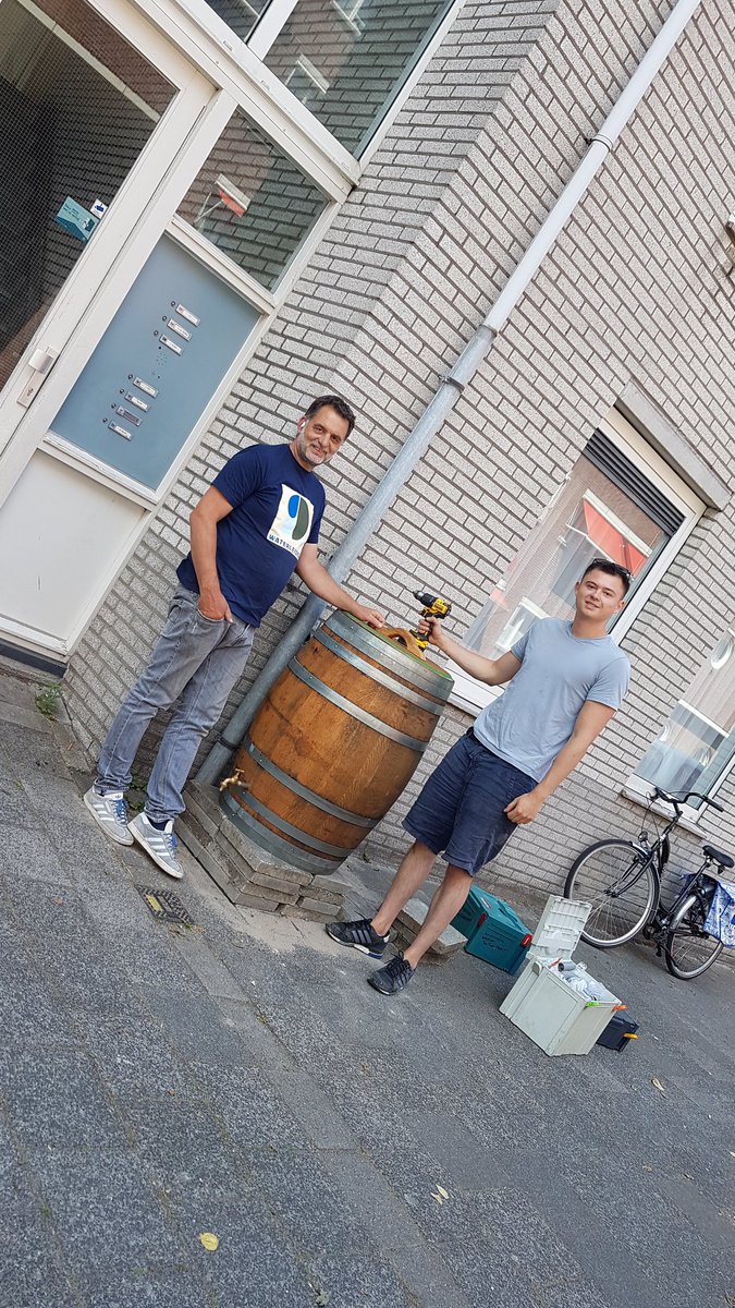 KarinPadmos's tweet photo. Deze week 25m2 #tegelseruit #groenerin #geveltuinen #bewonersinitiatief #wijkraadbbl ook bij de #wijkhub #liskwartier ligt nu een #geveltuin met bewoners en #groennoord 250 tegels voor @tegelwippen
Met een #regenton van @waterleider en thanks @robert_willemse #zelfbeheer010 https://t.co/l1uIPQApyL