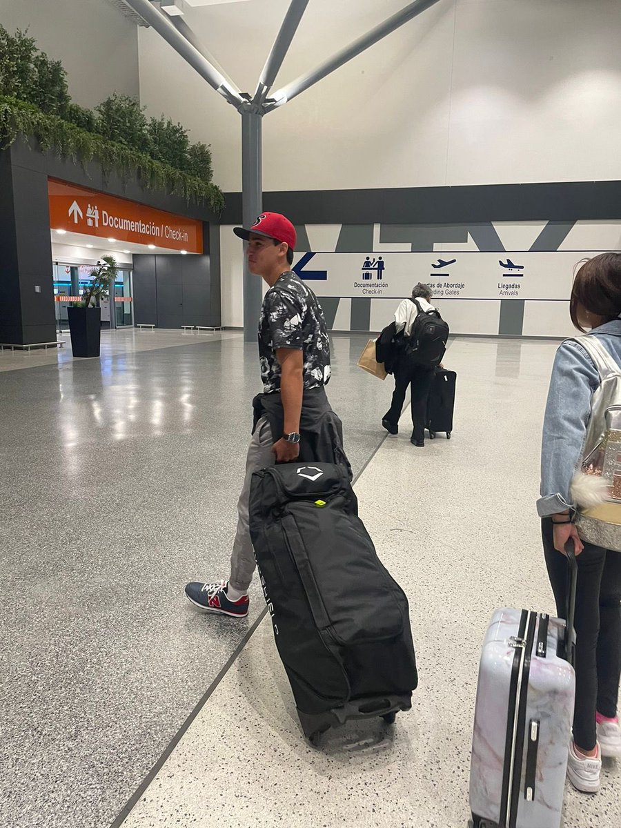 JPAnayaG's tweet photo. 3,200 km later…
Finally at Headfirst Honor Roll Baseball Camp!
With God in mind and through hard work I will give it my best and leave it all on the field !!
#2025Grad #InternationalBaseballProspect #CollegeProspect #BaseballDream #GoBeGreat https://t.co/xpNNadEkUX