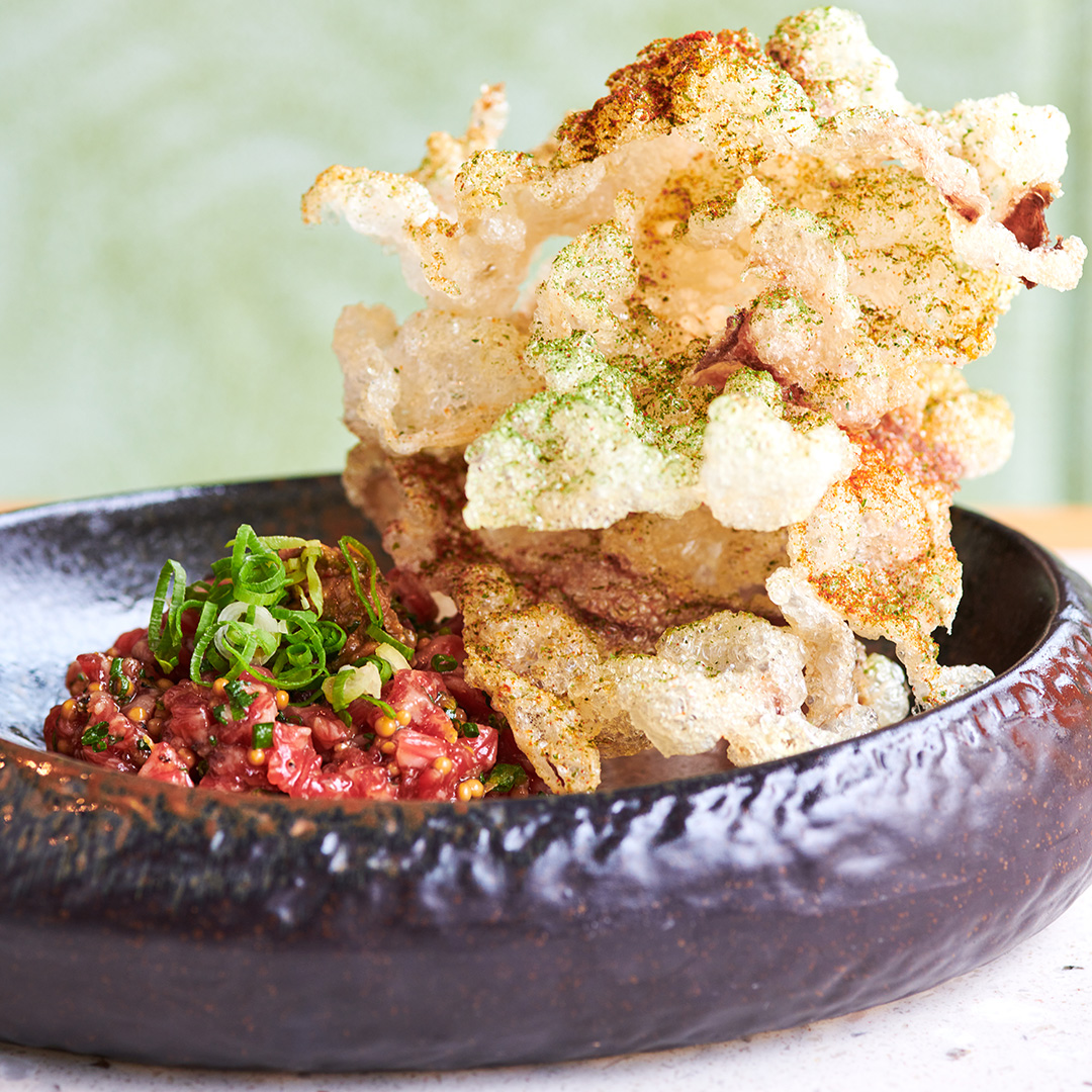 honolulupulse's tweet photo. ‘Olili Waikiki is set to open at 4 p.m. today! Dishes served at a media preview included: Guava-Smoked Fish Dip, Hand-Cut Beef Tartare, Chili Crab Noodles with Pacific Dungeness crab, Crispy Kona Kanpachi and Molten Mango Pie. Visit https://t.co/B0HOVgGL5o📸: ‘Olili Waikiki https://t.co/wyuh1AQNBK