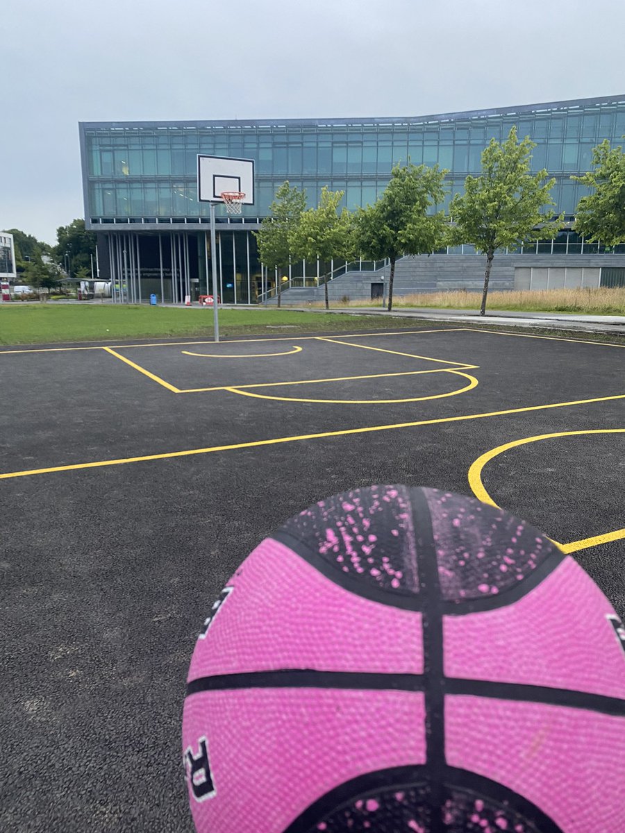 After playing football in this grass during my PhD as a way to unwind, I never thought I would be playing basketball here 6 years later, after finishing marking a whole load of project reports 🤷🏻‍♀️ great addition to the campus though!