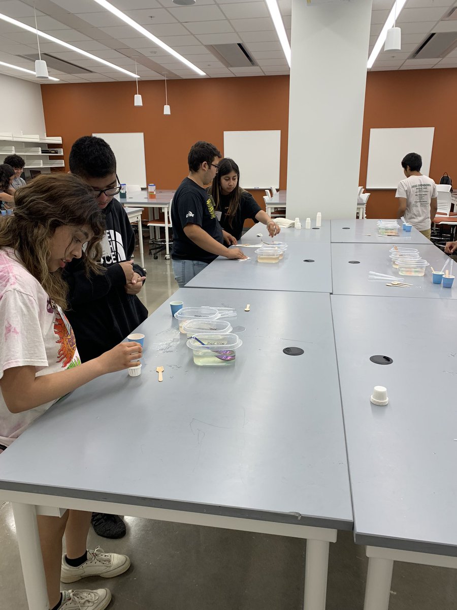 HandsOnSciABE's tweet image. Whew! 1.5 hours goes quickly when you&apos;re getting 20 students for 30 mins at a time on repeat! But we had a great time! (I know... not 75 students turned out to only be 60... but was the perfect number for this setup!) #bioengineering #reversespherification #poppingboba #CPASA