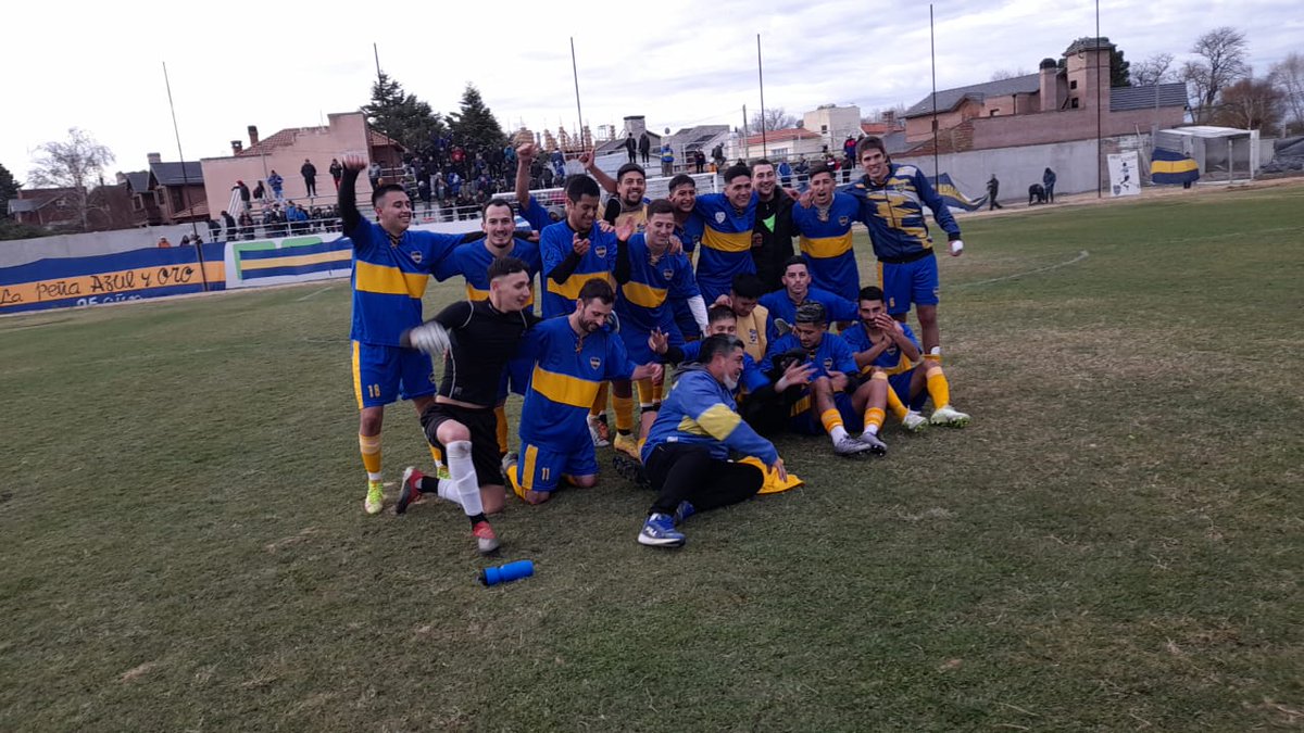 PDeportiva1055's tweet image. Peña Azul y Oro dejó afuera a Sol de Mayo por penales y se mete en semifinales.
Los dirigidos por Pablo González igualaron 0-0 y luego se impusieron 5-3.
Miguel Zabala le atajó en la tanda el disparo de Carlos Fernández.