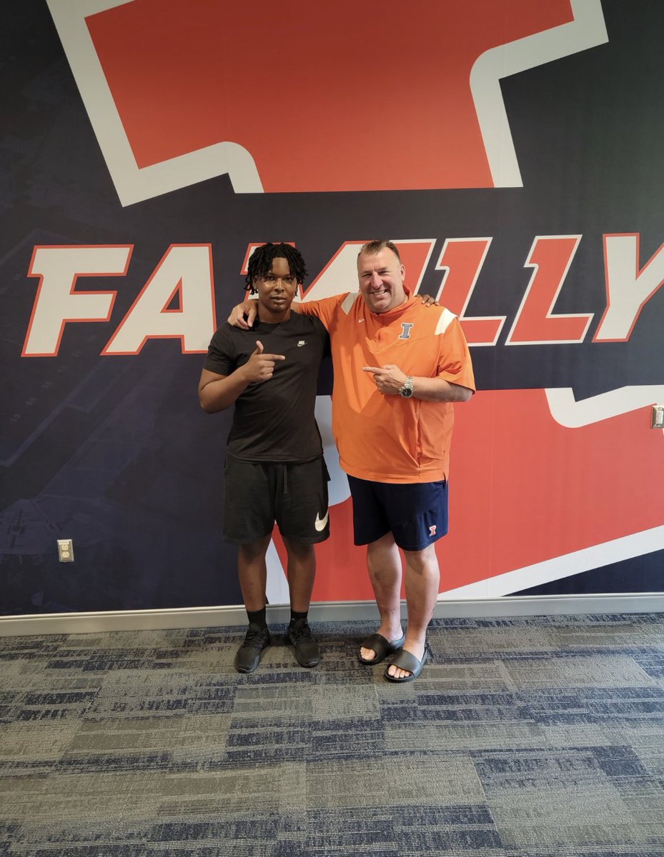 cambrooks2025's tweet image. Had a great time today with the FamILLy🧡🧡#HTTO 
@CoachJamison @HFVikingFTBL @DeepDishFB @EDGYTIM