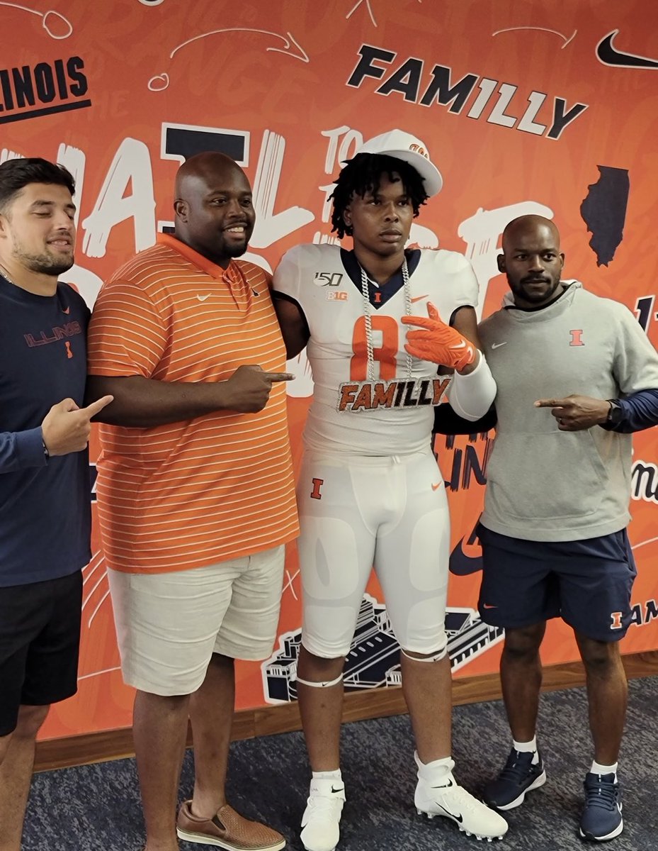 cambrooks2025's tweet image. Had a great time today with the FamILLy🧡🧡#HTTO 
@CoachJamison @HFVikingFTBL @DeepDishFB @EDGYTIM