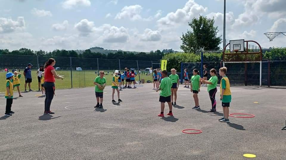 Hants_Netball's tweet photo. That's a wrap for the #Hampshire school games Festival 2023 😊

With thanks to all 12 schools, 120 CYP, playing our recommended version of the game for those aged 11 &amp; under #Bee #Netball 🐝 
Find a session near u 👇🏼 Thanks to all involved  https://t.co/hYMeoyTuhW https://t.co/zFW0UfvHSK