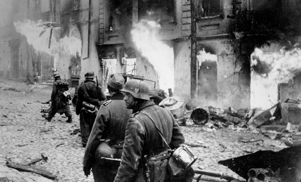 TonelHebdo's tweet photo. 22 Juin 1941 
Début de l'invasion nazie en URSS.L'objectif était de gagner la guerre en quelques mois.Mais la résistance héroïque de la patrie du communisme et le sacrifice de 22 millions d'hommes et de femmes en armes sauvèrent le monde de la barbarie fasciste. https://t.co/hTD2BAbnzz