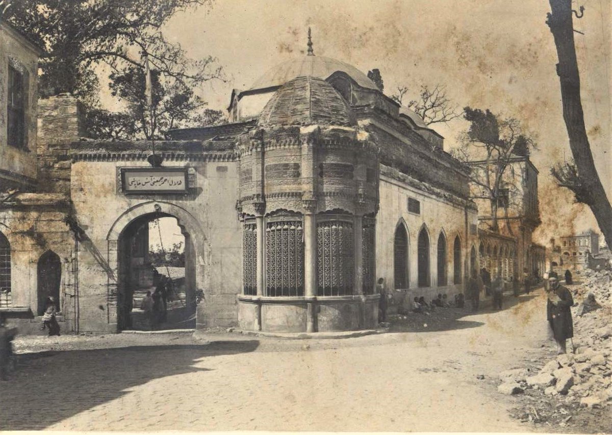 alisukrucoruk's tweet photo. Huzur romanında Nuran ile Mümtaz'ın sur içi duraklarından birisi de Cerrahpaşa'da bulunan 18. yüzyıla ait Hekimoğlu Ali Paşa Camii ve harikulade sebili.  

Külliyenin bir bölümü Kızılay tarafından 1. Dünya Savaşı sırasında fakirlere yemek dağıtmak için kullanılmış.  

Kapı girişinde "Hilal-i Ahmer Cemiyeti Aşhanesi" yazmaktadır.  

Külliye bugün restore edilmektedir.

(Encümen Arşivi, 1919)