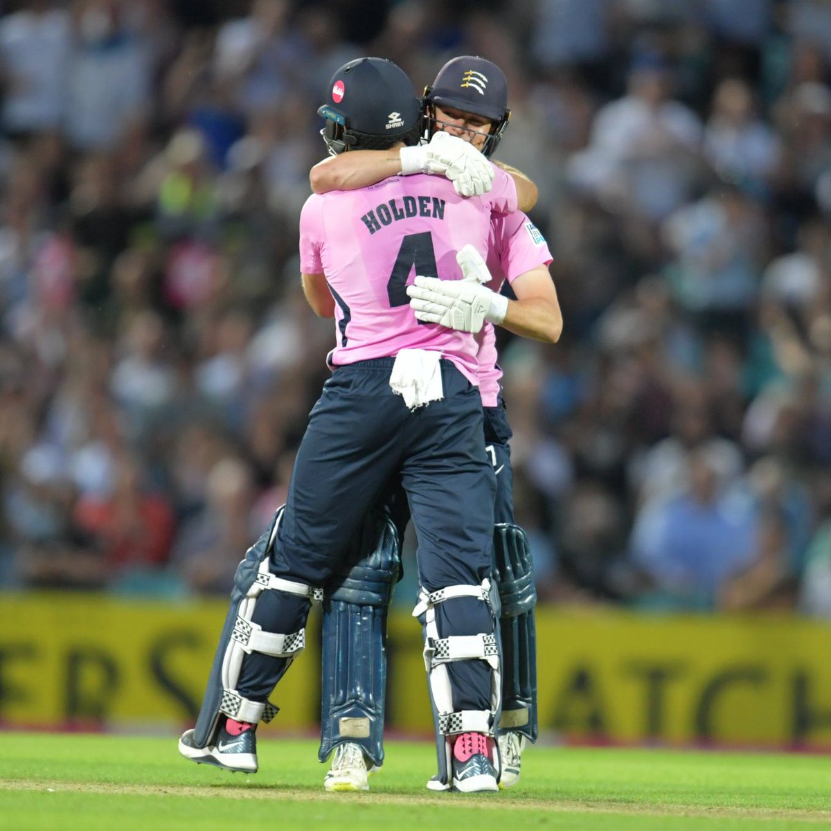Incredible! @Middlesex_CCC achieve the highest ever run chase in T20 Blast history. They beat @surreycricket by 7 wickets in the London derby chasing down 253. bbc.co.uk/sport/live/cri… #BBCCricket