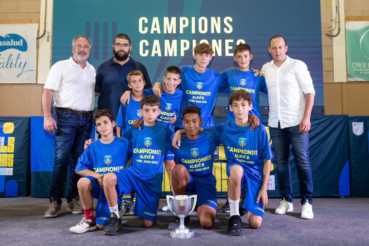 baseolerdola's tweet photo. Avui hem recollit el premi al treball d'una temporada a la #Nitdelscampions amb l'entrega de la copa de campions al Aleví B i Juvenil A.
Gran temporada, enhorabona els 2 equips.
#SomhiBase https://t.co/6vDWDMadMl