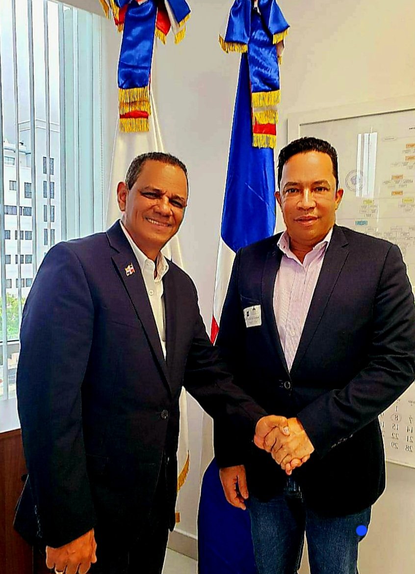 Mi hermano jorge morales  vice ministro  de industria y comercio  en la semana mipyme
