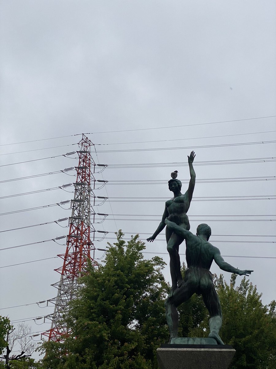 おヒツです。
雨はほぼ止んで気持ちよくradikoウォークしています。

キョロキョロしていたらベランダ猫と目が合ったり
ブロンズ像の頭上にハトが止まっていたり‥
街歩きは楽しいです。

今日もごきげんさんで頑張ります。
よろしくお願いします♪

#おのえ765
#鉄塔 #猫 #イマソラ
#ウォーキング