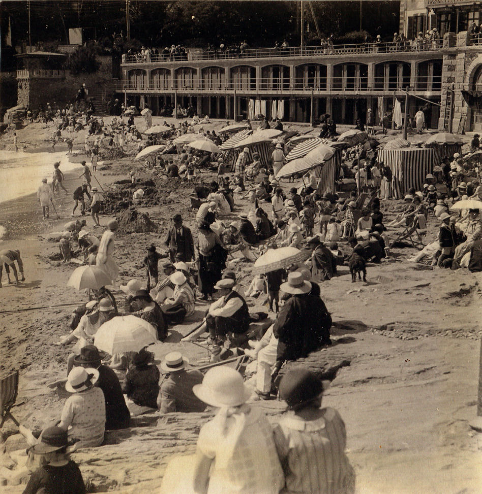 L'été pointe le bout de son nez, bientôt la foule investira la station balnéaire de #Pornic... (photo: la plage de La Noëveillard des années 1930).