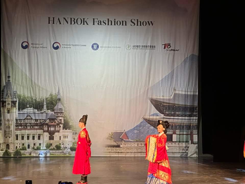 Travel_2Romania's tweet photo. În această seară,ES Ambasadorul Republicii Coreea,Dl Kap-soo Rim, a adus #Coreea la #București. Parada costumelor tradiționale coreene de pe scena @TNBucuresti a reușit să reconstituie atmosfera serialelor de televiziune. https://t.co/516A0GZIfU