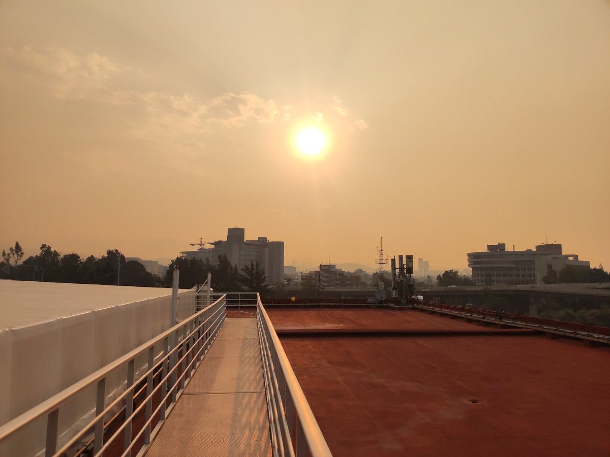 ivanocho's tweet photo. La #CDMX muy contaminada, con aire y con olor a quemado. https://t.co/SuQQmHF0sT
