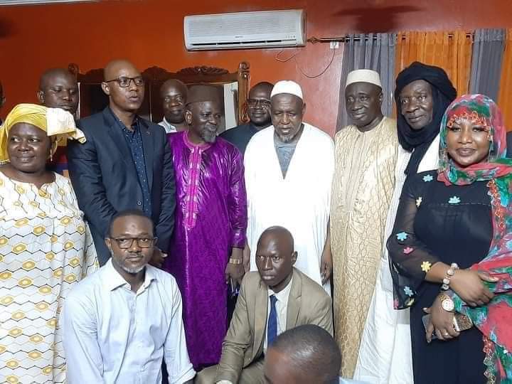 #Mali : Les politiciens et les associatif en visite chez Dicko pour lui soutenir dans son palabre 😂 ' D'accord on verra les personnes qui n'aiment pas le nouveau Mali 🇲🇱 '