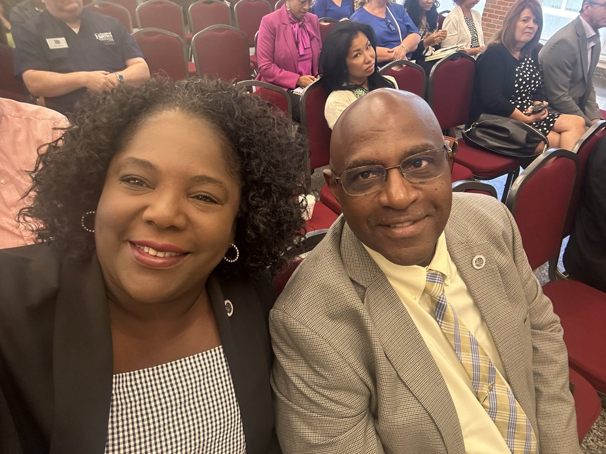 DeeBoydBroker's tweet photo. Started my day with the Westbank Legislative Recap Breakfast! #delishadelivers #district102 #StateRepDelishaBoyd https://t.co/LqawOkMbYZ
