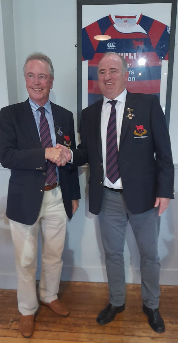 President for the 2022/23 season, Ronan McCoy presents next season’s Club President Michael Fitzsimons wit the President’s Medal at tonight’s AGM.
#WhoAreWe #ClontarfRugby