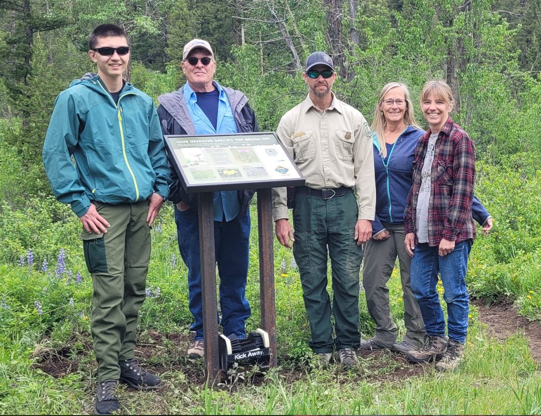 A new boot brush station was installed at the Blackwater Trail! Its kiosk encourages visitors to clean their footwear to help prevent the spread of invasive plants such as spotted knapweed. Thanks to WYldlife Fund and Park County Weed and Pest Control District for helping!!