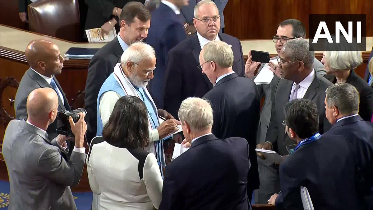 ANI's tweet photo. US Congressmen lined up to take autographs and selfies with Prime Minister Narendra Modi after his address to the joint sitting of the US Congress. https://t.co/KnIRIJVlV1