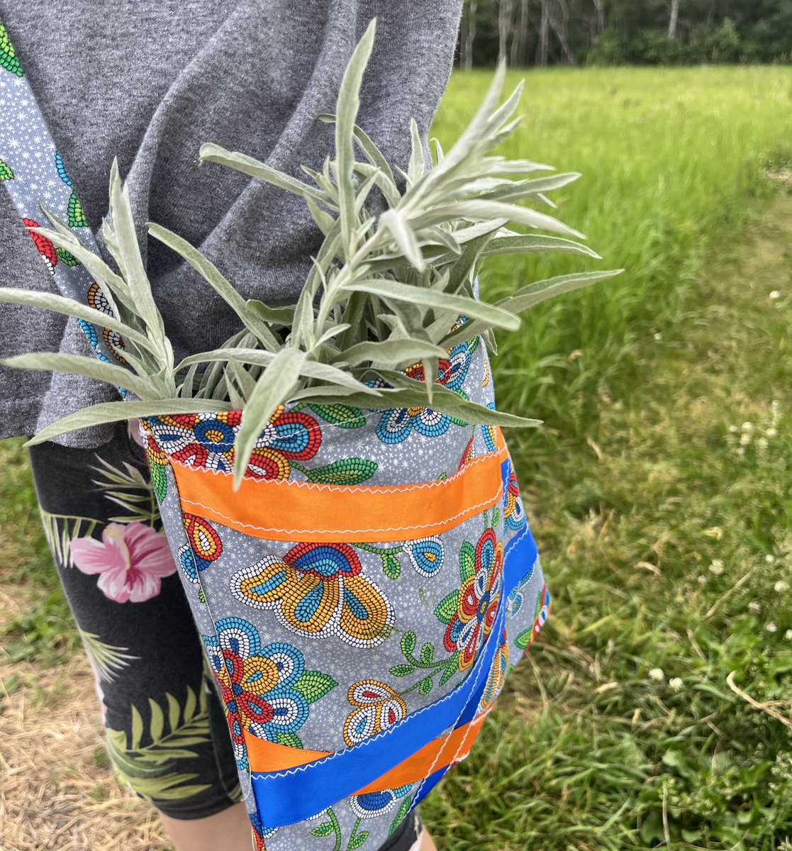 The Learning Circle 🧡
Our students celebrated #IndigenousPeoplesDay medicine picking. These young changemakers are learning how to respect the land, their community, and the traditional plant knowledge keepers. #reconciliation @mbartscouncil Artists in School project #success