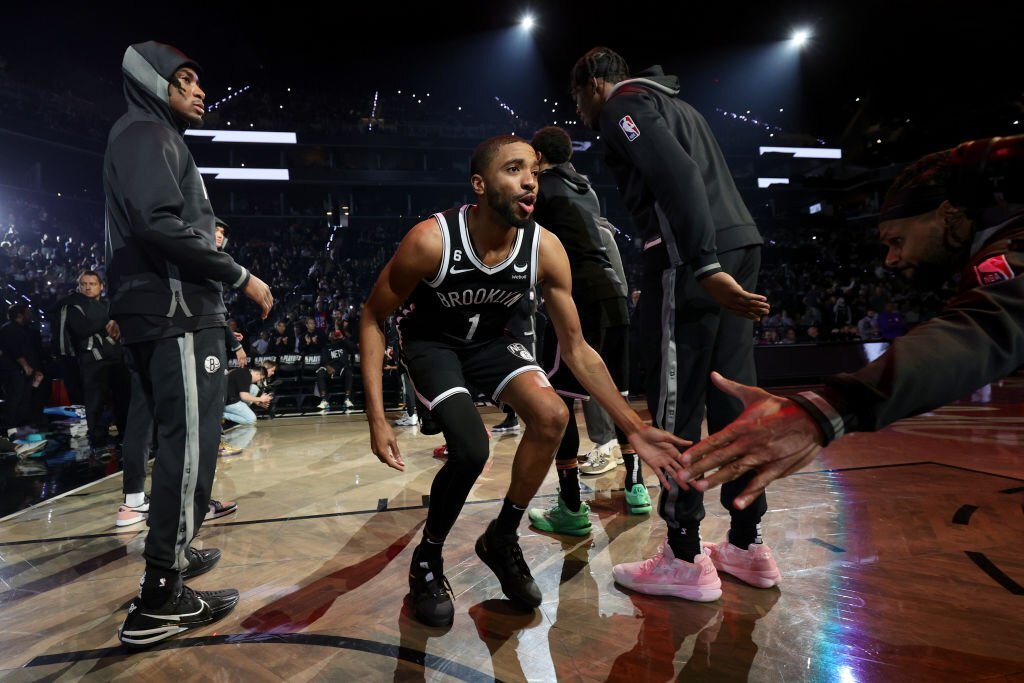 Brooklyn Nets, Portland'ın teklifi olan; Mikal Bridges için, 3. sıra draft hakkı ve Anfernee Simons'u kabul etmeye sıcak bakmıyor.

#NBADraft #NBA #Drafts #Drafts2023 #NBADraft2023