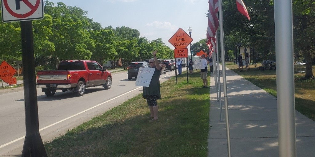 MAPEunion's tweet image. Local 1901 held a rally/info picketing at MN Square Park in St Peter! #MAPEContract #MAPEStrong