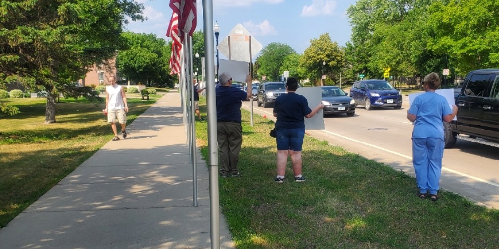 MAPEunion's tweet image. Local 1901 held a rally/info picketing at MN Square Park in St Peter! #MAPEContract #MAPEStrong