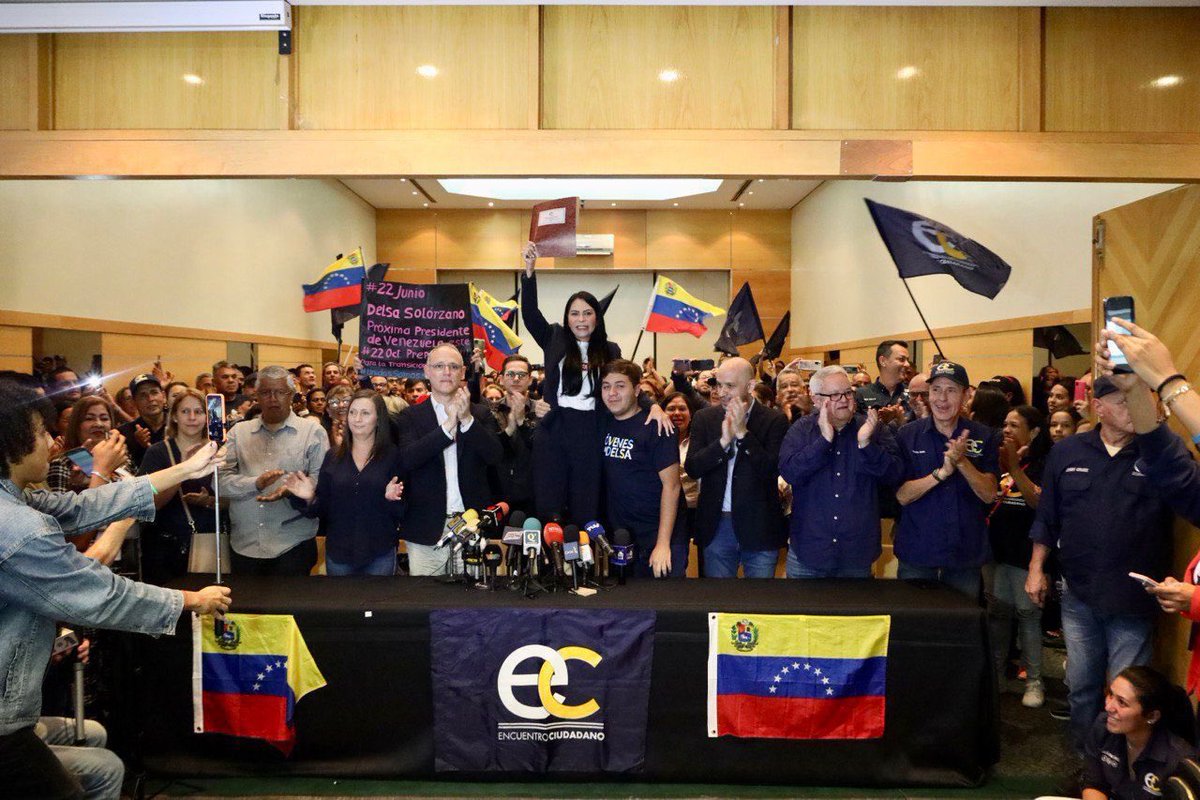 delsasolorzano's tweet photo. Hoy inscribí mi candidatura presidencial a la #Primaria2023 tal como estaba previsto en el cronograma. Tuve que suspender la caminata y actos públicos que tenía previstos debido a que me encuentro con un estricto tratamiento por una complicación de salud, del que pueden dar fe mis médicos tratantes de la clínica El Avila. Esto se lo hice saber a la @cnprimariave.
Lamento no haber podio compartir con nuestra gente en la calle, pero en tan solo unos días estaré de nuevo activa. 
Gracias a quienes nos acompañaron hoy, gracias a quienes han estado ahí este cuarto de Siglo de lucha.
Gracias a mi partido @EnCiudadanoVzla, a mi esposo @luisizquiel, a mi adorado compañerito de vida mi hijo Pedro Izquiel, gracias a mi familia, a mi comando de campaña “Unidos Somos Mejores”, a cada joven, cada abuelo, cada hombre y cada mujer, a cada empresario, comerciante, industrial o emprendedor, a cada hombre del campo, a cada obrero, a cada maestro a cada trabajador, a cada médico o enfermera, a cada persona que se niega a poner a dormir los sueños y sale a por ellos a diario. 
Gracias al equipo de la sociedad civil, #VisionMujer, @riniki, voluntariado @gash276, Programa de Gobierno. Gracias a quienes no se han rendido en este cuarto de Siglo. 
Mi respeto y eterno compromiso de lucha con los presos políticos y sus familias, con los héroes caídos y con cada víctima de violación a los DDHH. 
Ya falta menos para alcanzar la libertad. ¡Vamos a ganar la primaria!