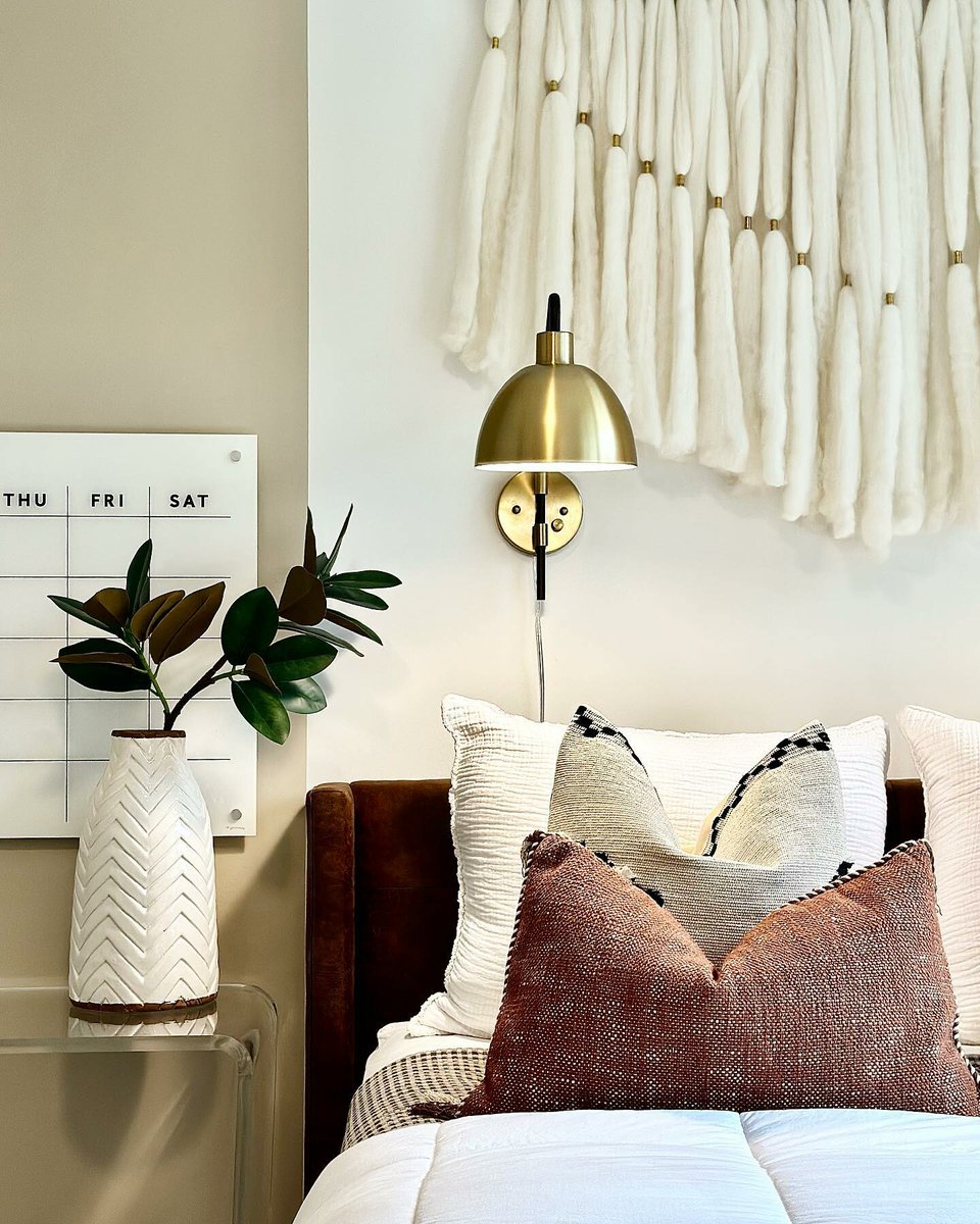 LampsPlus's tweet image. Take your bedside lighting to new heights 🙌🏼 

Photo &amp;amp; design: LaurenArmstrong_Designer, @PulteHomes. Tag your photos @LampsPlus &amp;amp; #myLampsPlus to be featured!

Shop swing arm wall lamps: bit.ly/3prbFgZ

#SwingArmWallLamp #BedroomLighting #BrassWallLamp #WallLampSet