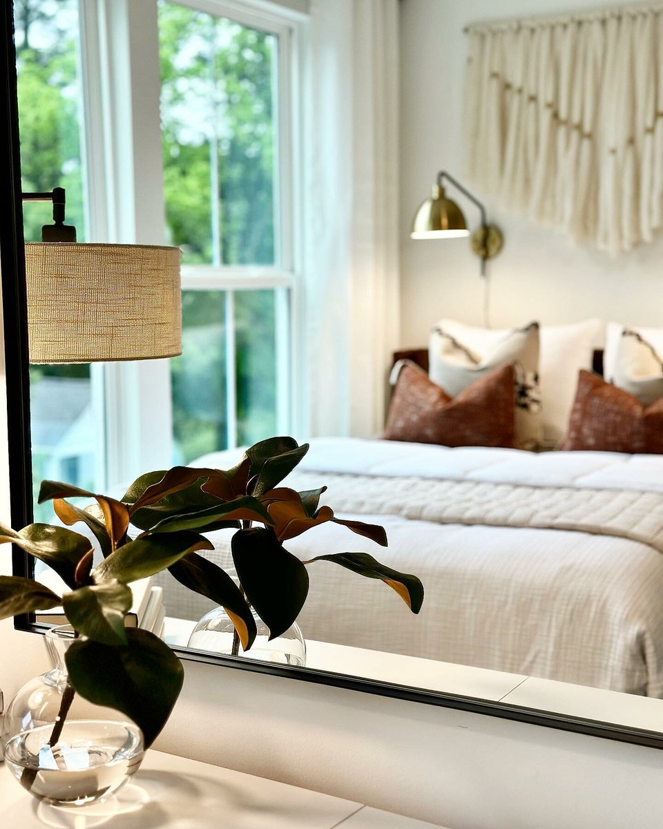 LampsPlus's tweet image. Take your bedside lighting to new heights 🙌🏼 

Photo &amp;amp; design: LaurenArmstrong_Designer, @PulteHomes. Tag your photos @LampsPlus &amp;amp; #myLampsPlus to be featured!

Shop swing arm wall lamps: bit.ly/3prbFgZ

#SwingArmWallLamp #BedroomLighting #BrassWallLamp #WallLampSet
