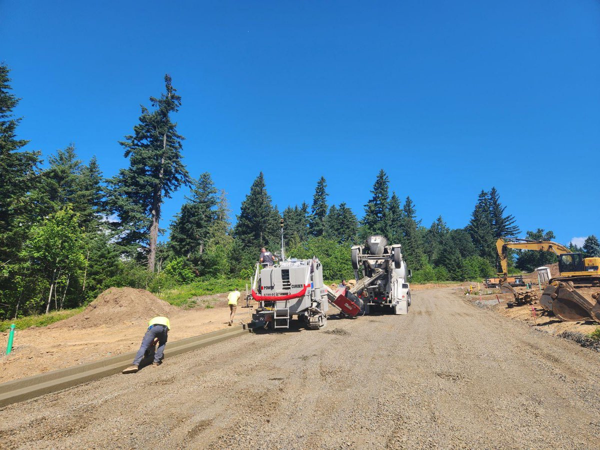 PowerCurbers's tweet photo. 📍 Stevenson, Washington
This #PowerCurber 5700-D is pouring curb and gutter for a new subdivision

📸 Alan Brassard, Power Curbers Product Support
#PowerCurbers #PowerPavers #ConcreteConstruction #Construction #Slipform #MadeInUSA https://t.co/Hm8uzKyPSb