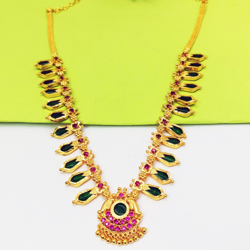 Kollam Supreme Stylish Kerala Traditional Green Nagapadam Necklace
Buy Online: ow.ly/T5tH50ORzqc
.
.
.
#kollamsupreme #onlineshopping #imitationjewellery #fashion #jewelryaddict  #designerjewellery 
#Nagapadam necklace #traditional necklace #green nagapadam necklace