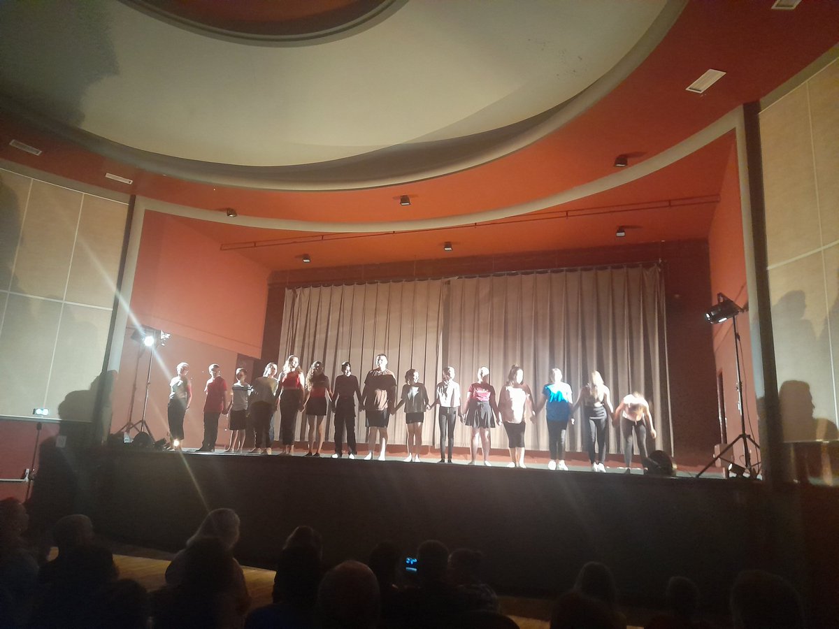 Classe_Denis's tweet photo. 🌟  Belle représentation de la part de la magnifique troupe de comédiens du @clgBouligny 🌟 Bravo aux élèves qui ont su briller et porter la pièce haut et loin ! 🌈  #théâtre #thesee #heracles https://t.co/3SwHIUus6c