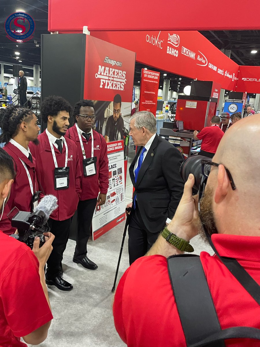 Students from our Chapter Display team had the opportunity to speak with @snapon_official CEO Nicholas Pinchuk at the @skillsusa  #NLSC23. @skillsusaflorida @reg5skillsusafl #careerteched #automotivestudents
