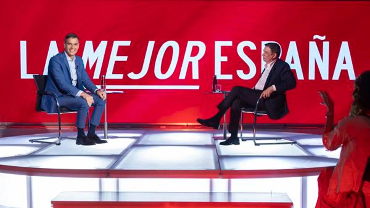 epesimo's tweet photo. Como #TitoSánchez no puede pisar la calle pq le abuchean y corren a boinazos, ha montado un plató en Moncloa y, a modo Fortes, entrevista a sus Ministros, ante militantes del #Psoe q hacen de público🤣
#ElCascabel22J #LaNoche24h #LaHora23J #PP #AR23J #23JunioEsp #Elecciones23J https://t.co/GmtuCR44qd