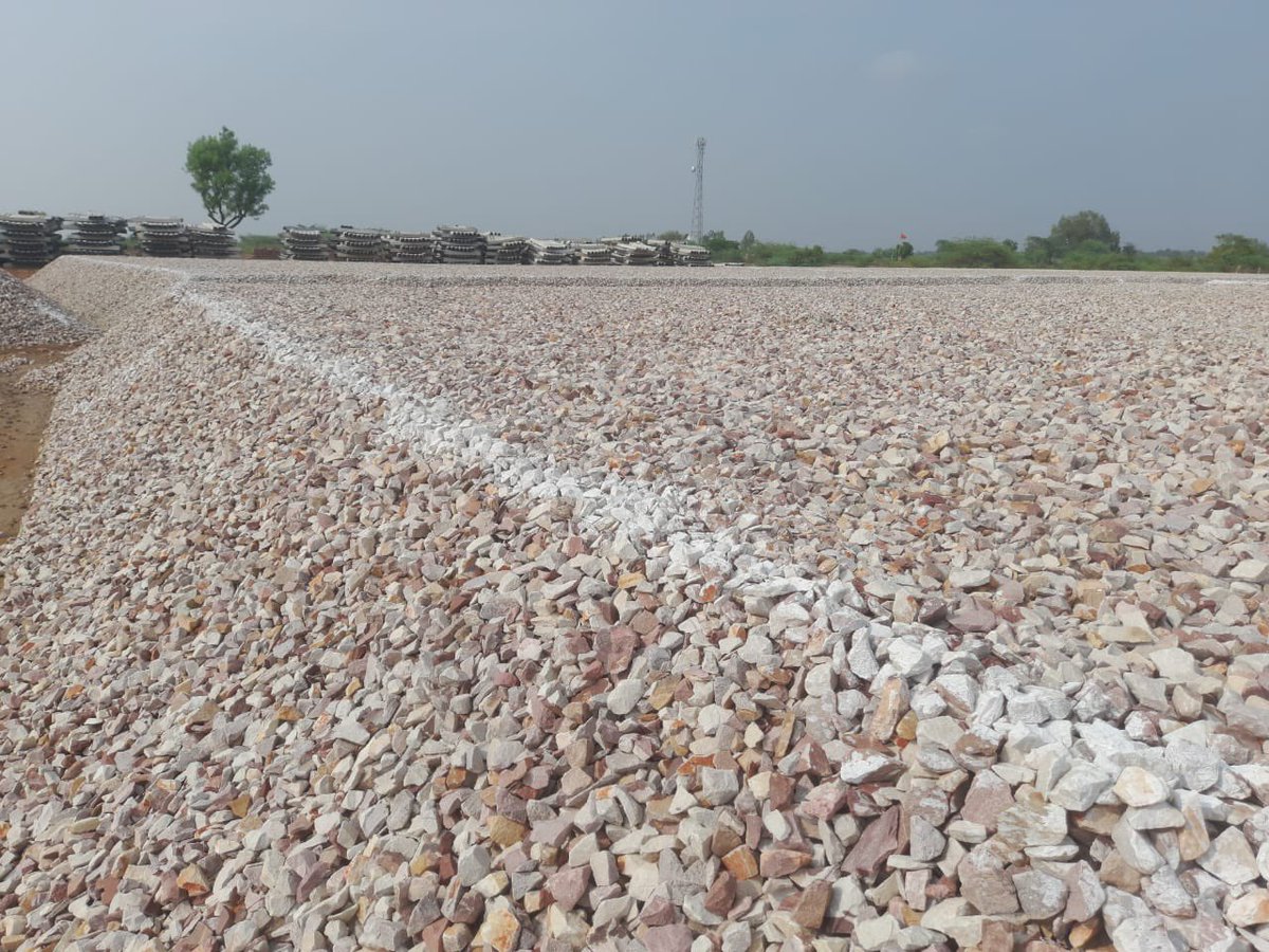 RailSamachar's tweet photo. #Dholpur_Railway_Site
ये बलास्ट #NCR द्वारा धौलपुर साइट पर लिया जा रहा है।
मेजरमेंट हो चुकी है- #ImpactValue और #AbrationValue दोनों में ही ये बलास्ट फेल है, तथा #WaterAbsorption में भी फेल हो गई है।
कच्चे के ऊपर कुछ पक्का #Ballast डाला गया है।
क्या धौलपुर बनेगा अगला बालासोर? https://t.co/oiZk4l6c68