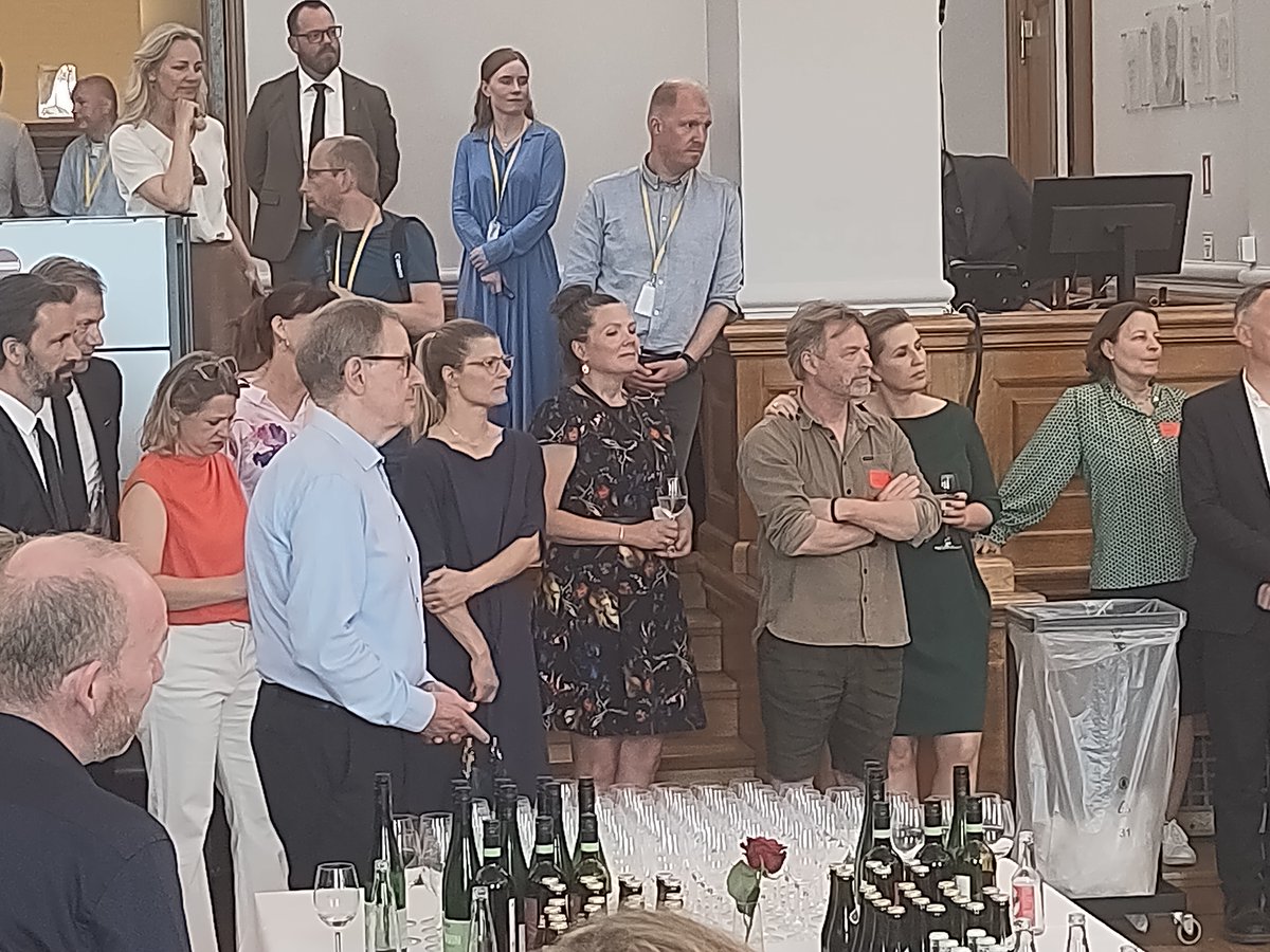 Der blev sunget for og med og der blev holdt fine taler med velfortjente store ord til Poul Nyrup Rasmussen i anledning af hans 80-års fødselsdag i Fællessalen. Et stort menneske at fejre 🙏