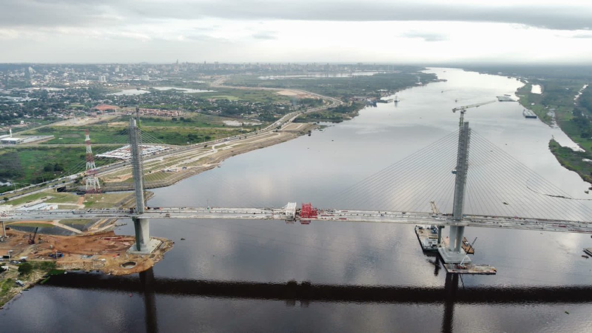 Estamos a 3 metros de la unión definitiva. Así terminamos este día, memorable para todos los trabajadores del Puente Héroes del Chaco. Completamos el hormigonado de las dos últimas dovelas y nos quedan 2 metros en el vano central y 1 metro en el lado Asunción. Estamos muy cerca.
