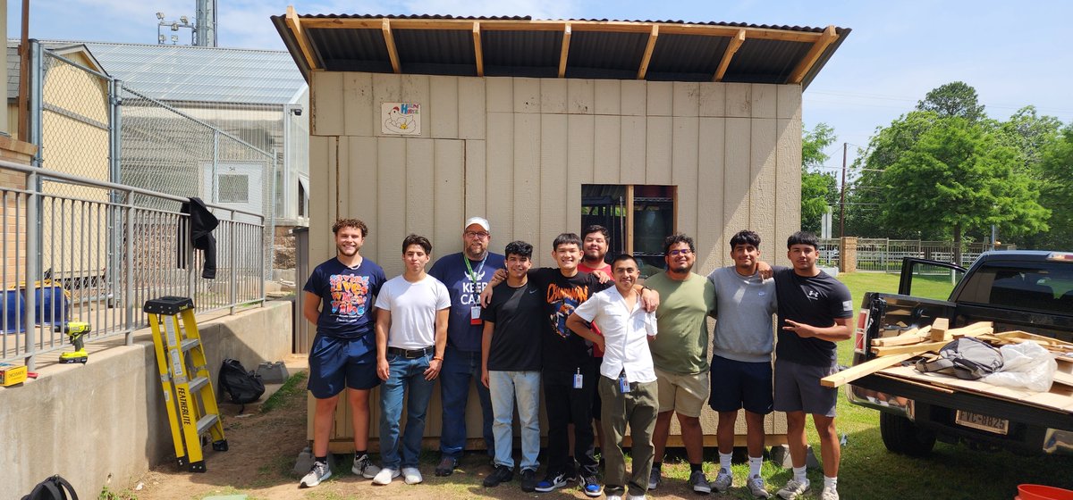 What an egg-citing collaboration! A group of @NimitzVikings engineering students constructed 👷🔨 a chicken🐔 coop to serve their classmates in the veterinary science program.

Learn more ➡️ sites.irvingisd.net/insider/2023/0…