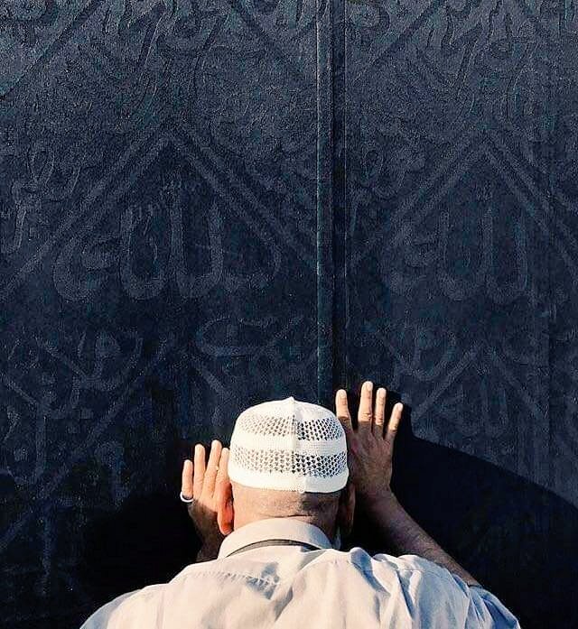 "عند الرحيمِ تركتُ كلَّ حوائجي
هو ملجأي .. من ذا سواهُ يجيرُ" .. 💙