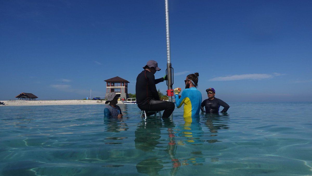 Coral Reefs are home to >25% of all ocean diversity but face increasing pressures from overfishing, climate change & more. Join our next webinar 5 July 7pm to hear from Mike Hynes @4D_REEF about these ancient structures and what the future holds! Register tinyurl.com/bdh4whcm