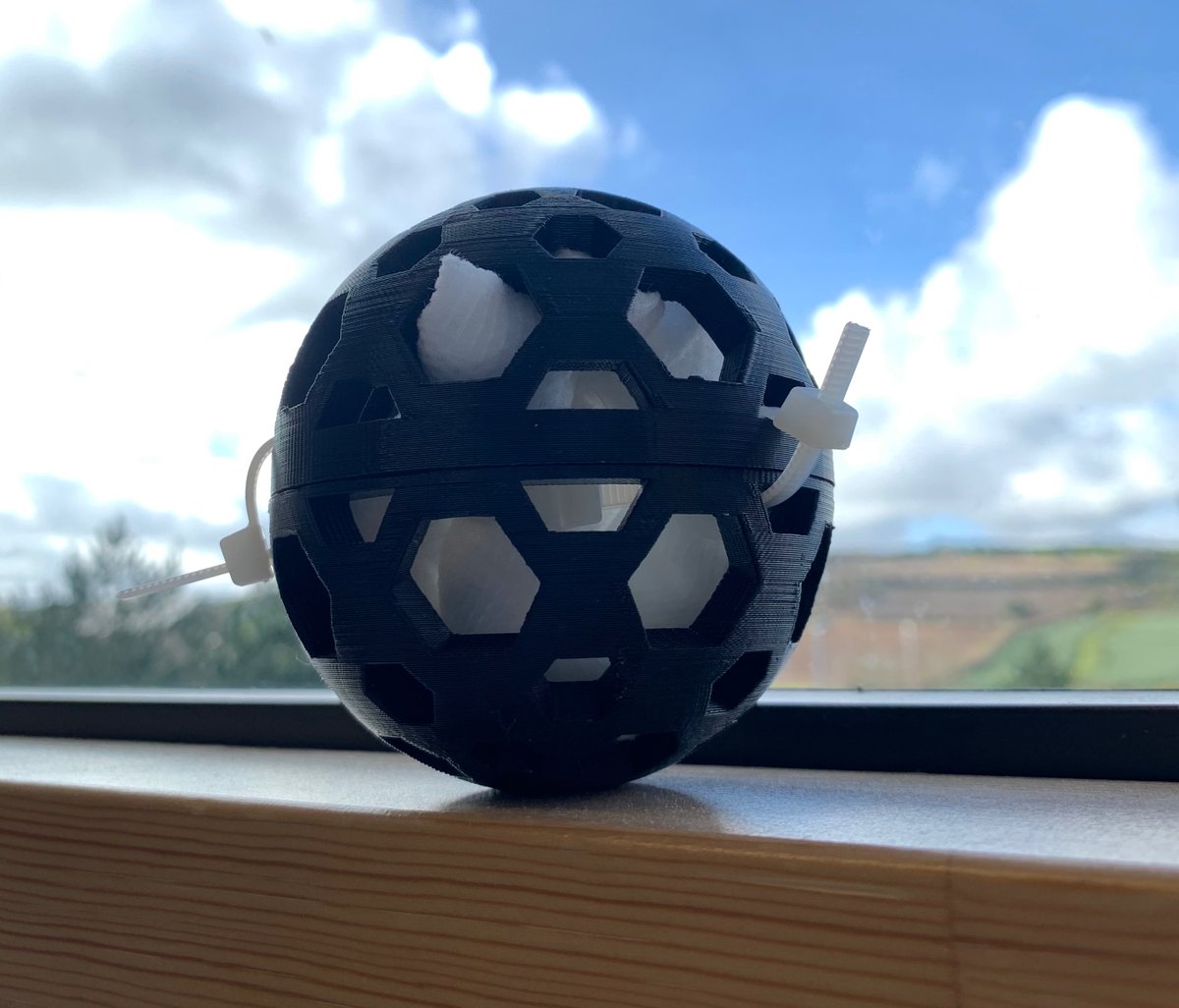 marinemollyk's tweet photo. 🌊 Don’t know what a Metaprobe is? That’s alright, here it is 😃. Metaprobes are 3D printed spheres, that hold gauze which acts like a strainer in the ocean to collect #eDNA. (see DOI: 10.1016/j.fishres.2022.106259)
 2/2 https://t.co/EOwZ8t4nkN