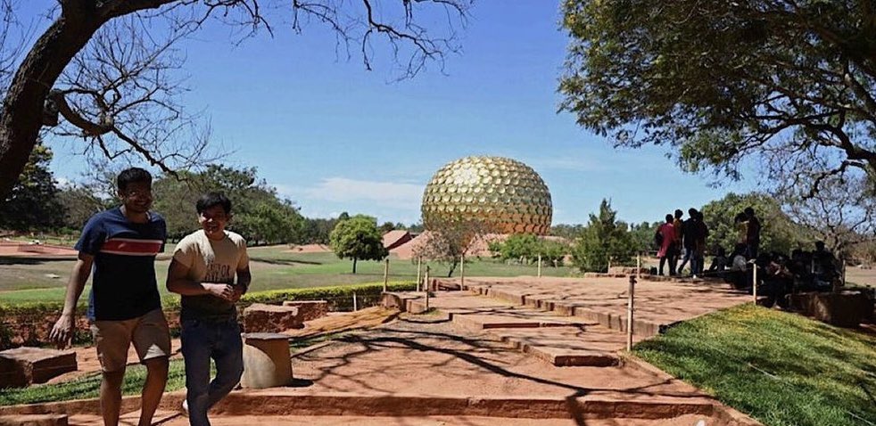 Auroville, située dans le sud de l'Inde, est un endroit où il n'y a pas de religion, de politique ou d'argent. Le but est de se détacher des biens matériels et de vivre en paix.