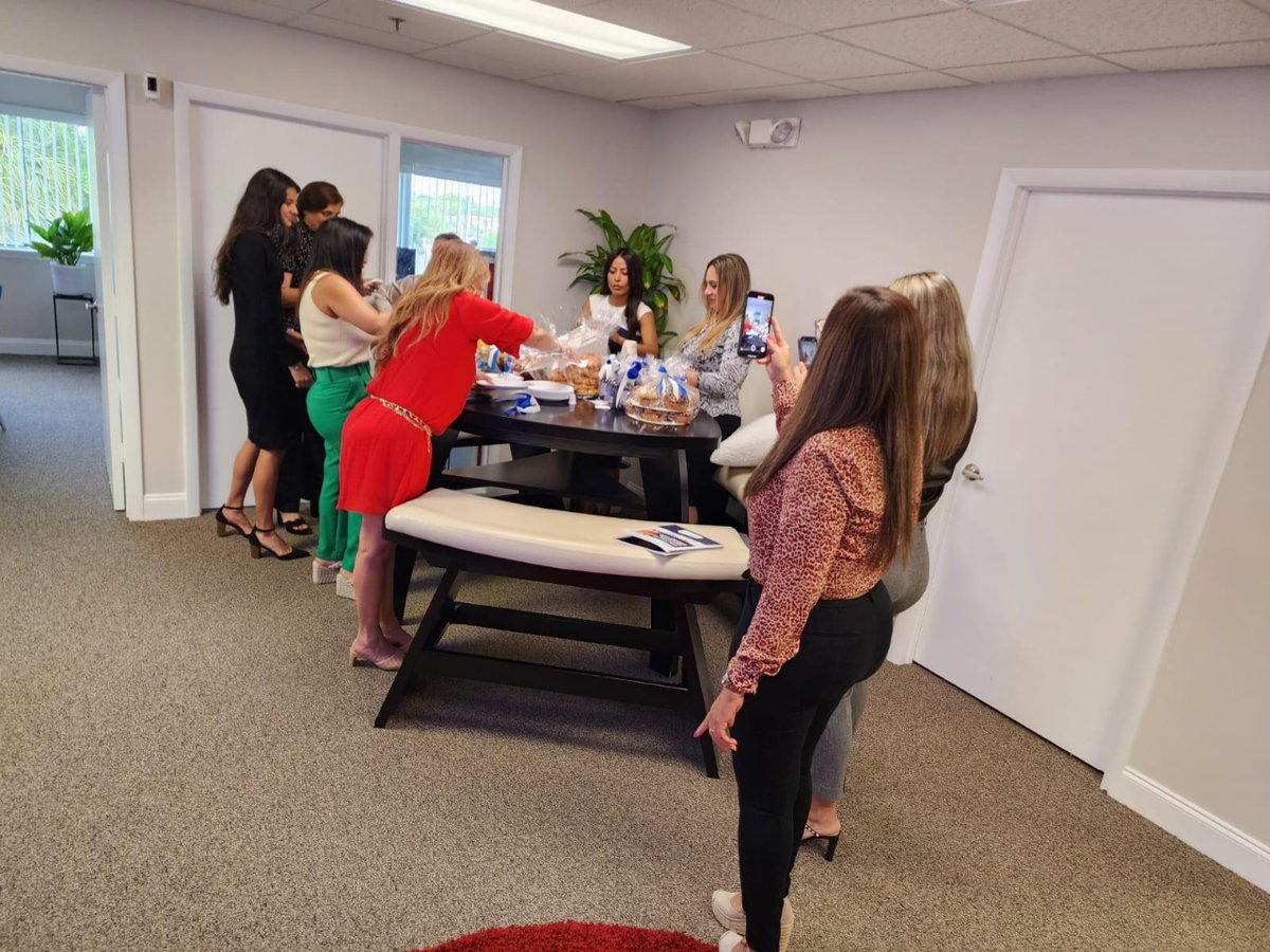 REMAXREX1's tweet image. 📸 Yesterday's learning meeting was a blast with these amazing ladies from our team! 💼👩💼 

At RE/MAX, we believe in investing in our agents' development to provide the best service to our clients. 🏡

#EmpoweredWomen #AgentTeam #RealEstateIndustry  #REMAXREXFamily
