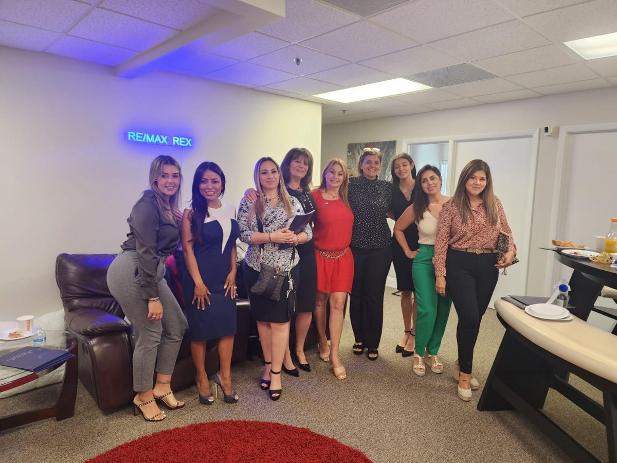REMAXREX1's tweet image. 📸 Yesterday's learning meeting was a blast with these amazing ladies from our team! 💼👩💼 

At RE/MAX, we believe in investing in our agents' development to provide the best service to our clients. 🏡

#EmpoweredWomen #AgentTeam #RealEstateIndustry  #REMAXREXFamily